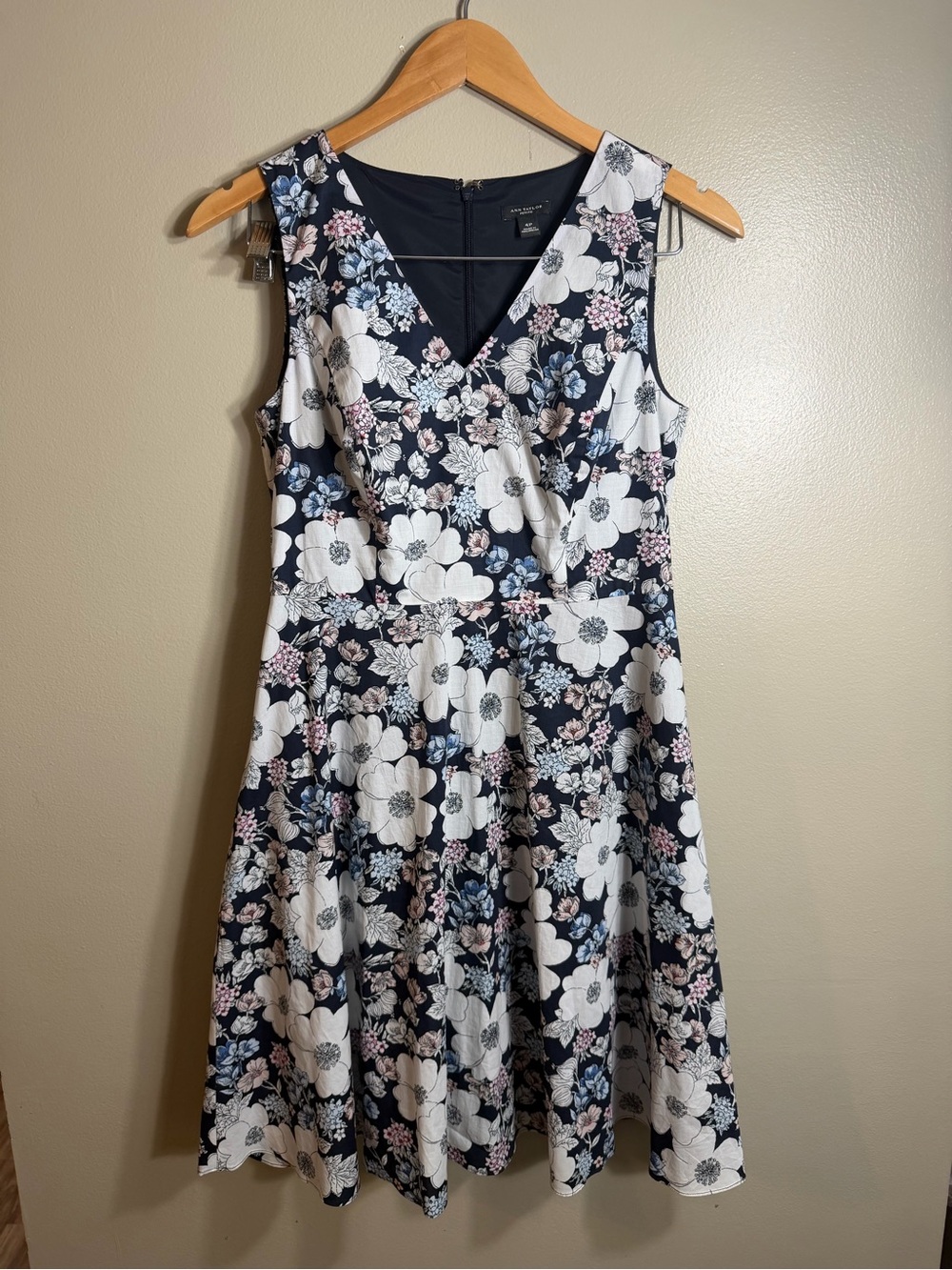 Ann Taylor Petite Floral Fit & Flare Dress 4P Navy White Sleeveless V Neck